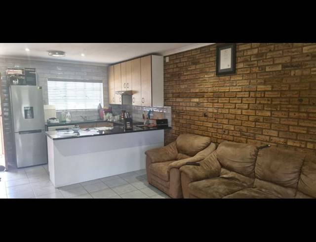 3 BEDROOM TOWNHOUSE FOR SALE IN RANGEVIEW EXT 4